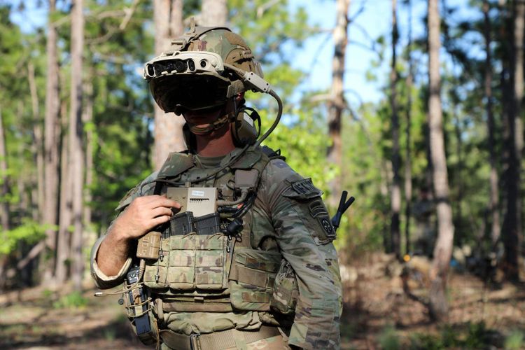 Das Bild zeigt einen Soldaten mit dem Integrated Visual Augmentation System (IVAS) von Microsoft