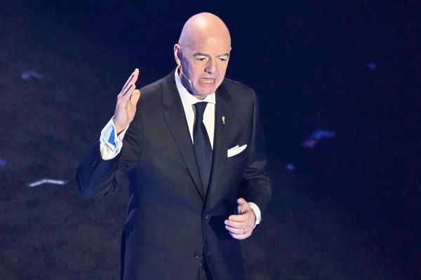 -infantinos-erniedrigendes-verhalten-massive-kritik-an-wm-auslosungsfarce