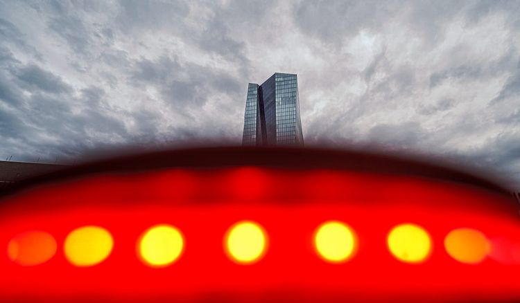 Eine rote Signalleuchte steht vor dem Tower der Europäischen Zentralbank (EZB).