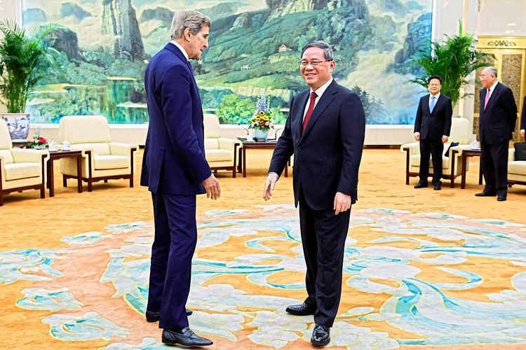 US-Klimagesandter John Kerry mit Chinas Premier Li Qiang.