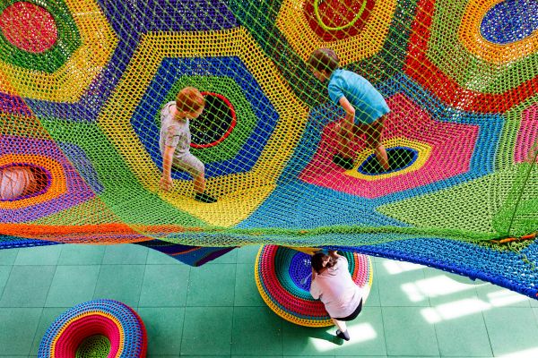 Klettern-Kneten-und-mit-Farbe-werfen-Im-Kinderkunstlabor-ist-alles-Kunst