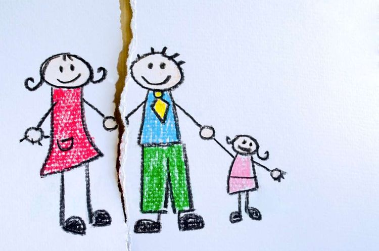 Zerrissene Zeichnung mit Mutter, Vater und Kind
