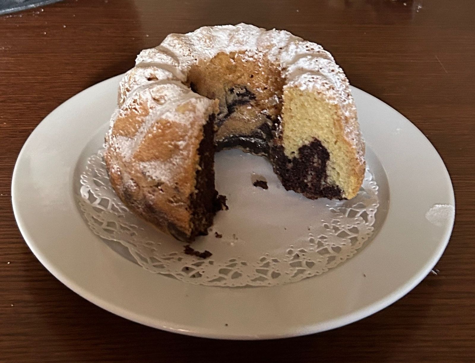 Kuchen in Stücke schneiden und servieren.