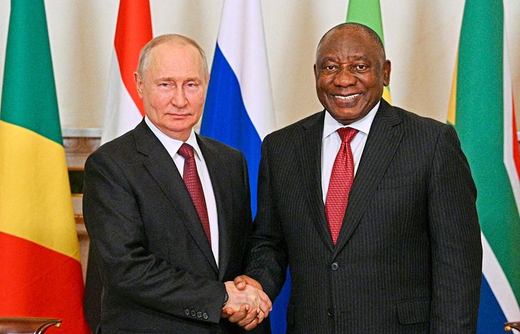 Russlands Präsident Wladimir Putin (links) Mitte Juni mit seinem südafrikanischen Amtskollegen Cyril Ramaphosa (rechts) in St. Petersburg.