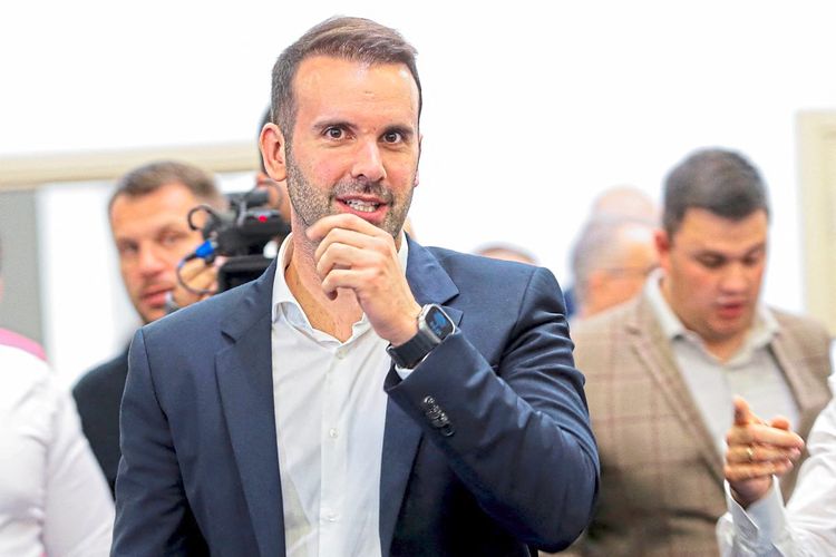 Monenegro: Spajić in dunkelblauem Anzug umgeben von Parteimitgliedern