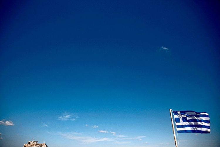 Griechische Flagge über Athen.