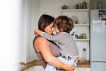 "Mama, hast du PMS?" – Warum es Familien guttut, über den weiblichen Zyklus zu sprechen Wenn sich die Stimmung der Mutter verändert, merken Kinder das sofort. Welche Vorteile es haben kann, wenn Partner und Kinder mehr über PMS, Menstruation oder Wechseljahre wissen
