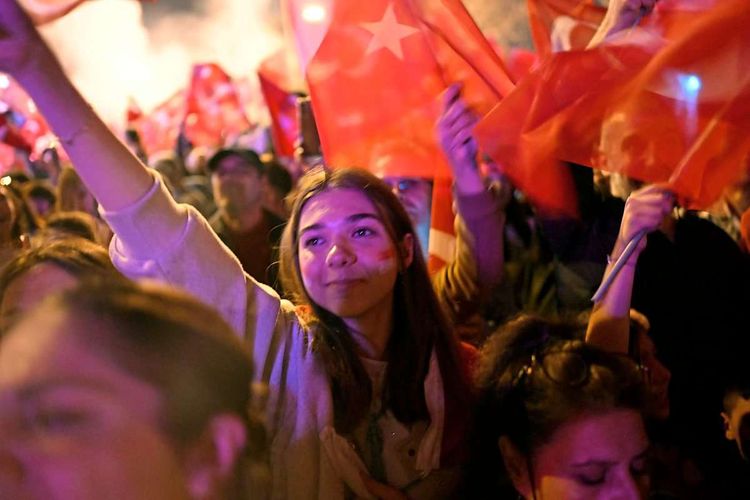 Anhänger der oppositionellen CHP feierten am Sonntagabend in Istanbul.
