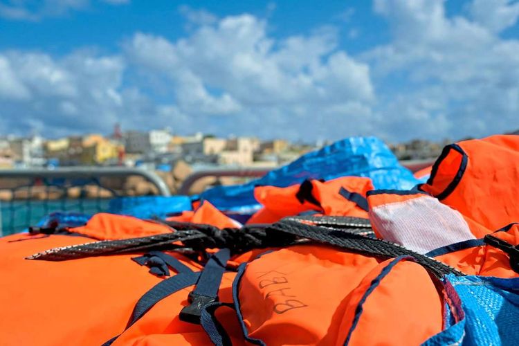 Orange Schwimmwesten an Bord des Rettungsschiffs der deutschen NGO Sea Watch