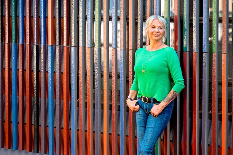 Die Bestsellerautorin von nebenan: Rita Falks Krimis sind in Bayern verwurzelt, die Autorin spricht beim Interview Dialekt.