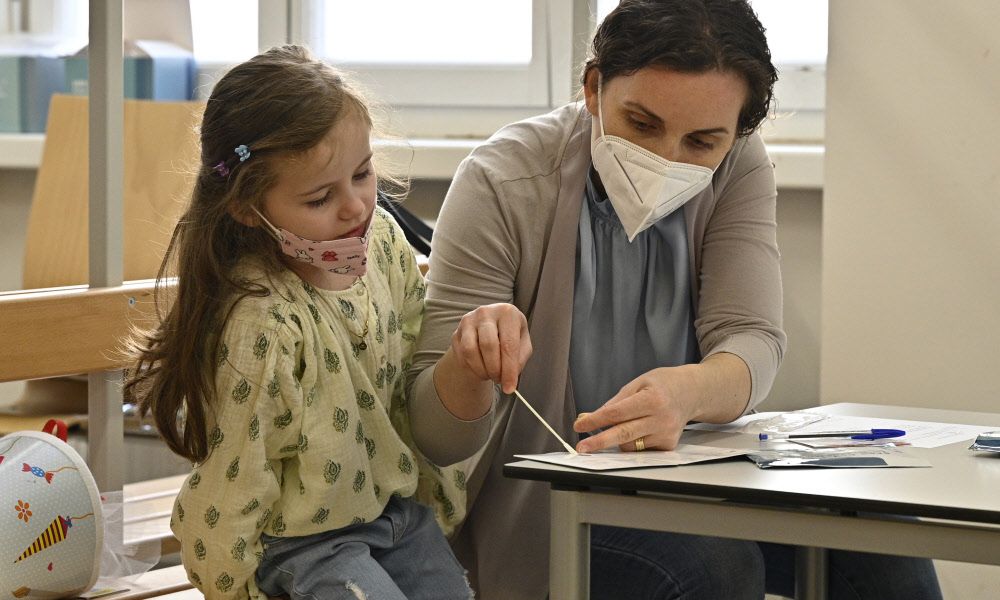 Corona-Maßnahmen an den Schulen: Wie waren die ersten Tage? - Vimarsana News