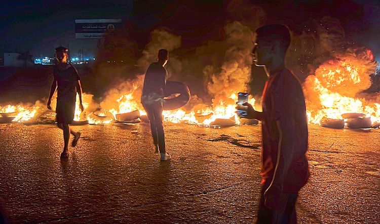Brennende Autoreifen bei Protesten in der libyschen Hauptstadt Tripolis