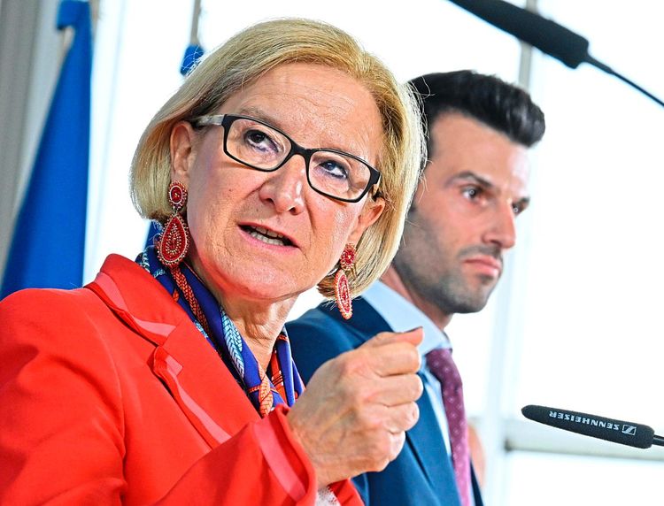 Niederösterreichs Landeshauptfrau Johanna Mikl-Leitner mit ihrem Koalitionspartner Udo Landbauer (FPÖ).