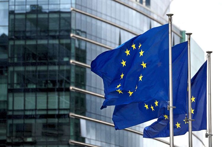Die Europäischen Flaggen vor dem Hauptgebäude der Europäischen Kommission in Brüssel.