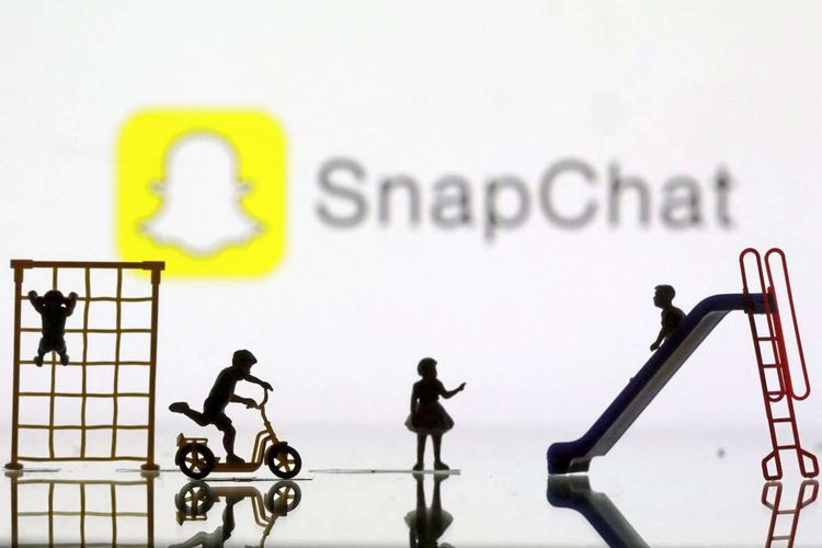 Figuren von spielenden Kindern vor einem Snapchat-Logo.