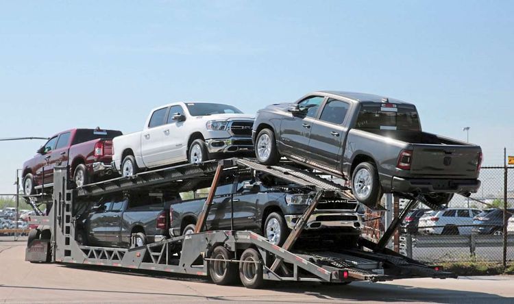 Ein Lkw voller Pick-up-Trucks.