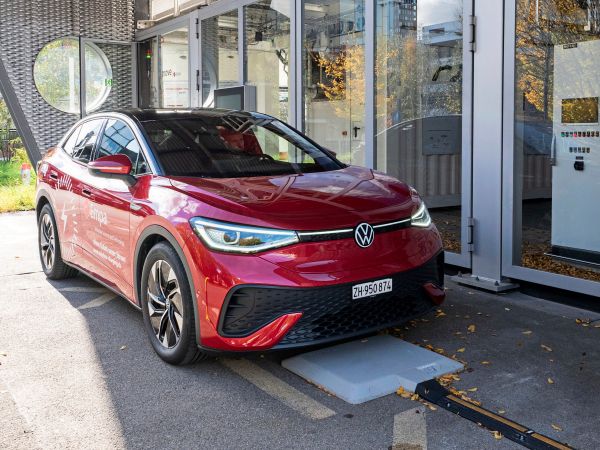 Auch-E-Autos-kann-man-kabellos-laden