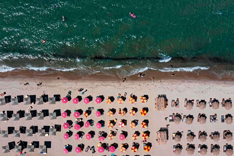 Ein Strand auf Kos im Juli 2023. Künftig soll jeder griechische Strand zu 70 Prozent frei von Strandliegen sein.