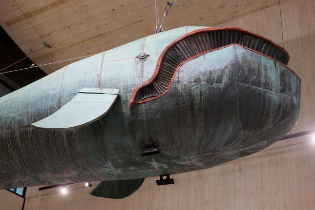 Walfisch hängt in einer Halle in der Luft auf Stahlseilen
