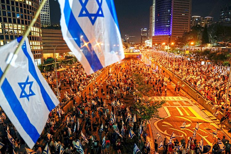 Eine riesige Menschenmenge in Tel Aviv ist zu sehen.