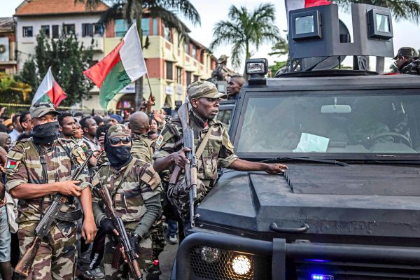 Eliteeinheit-in-Madagaskar-schlie-t-sich-Protesten-an