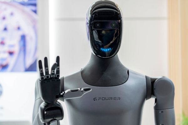 KI-Roboter-AIdol-bricht-bei-Vorstellung-in-Russland-zusammen