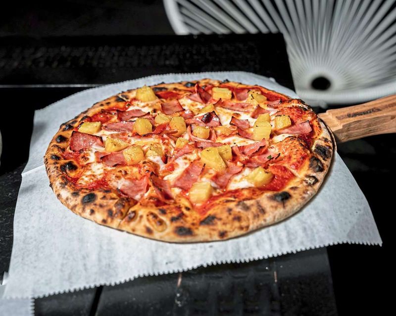 Wiener Pizzabäcker will Ananas auf Pizza gesetzlich verbieten lassen