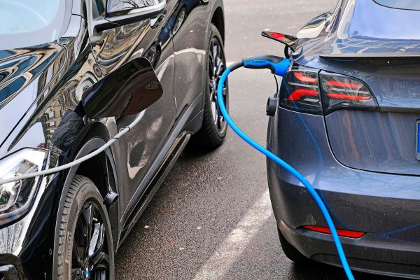 Elektroauto-unterwegs-bei-Freunden-aufladen-