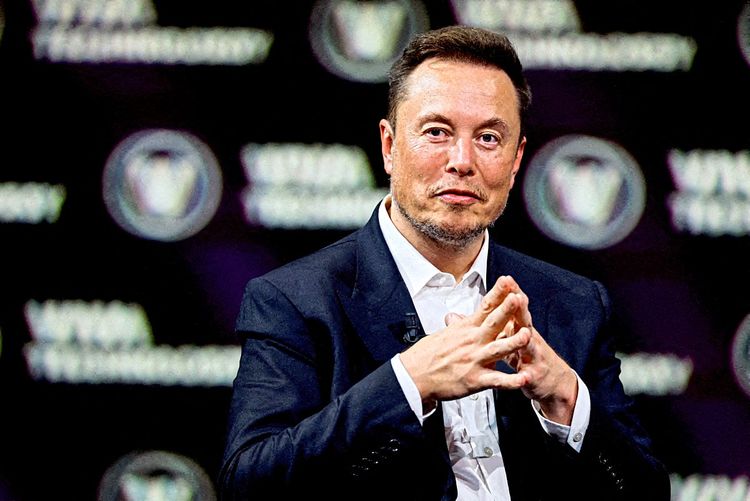 Elon Musk in Denkerpose