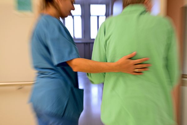 Pflegeverband-warnt-davor-weniger-qualifiziertes-Personal-f-r-immer-mehr-T-tigkeiten-einzusetzen