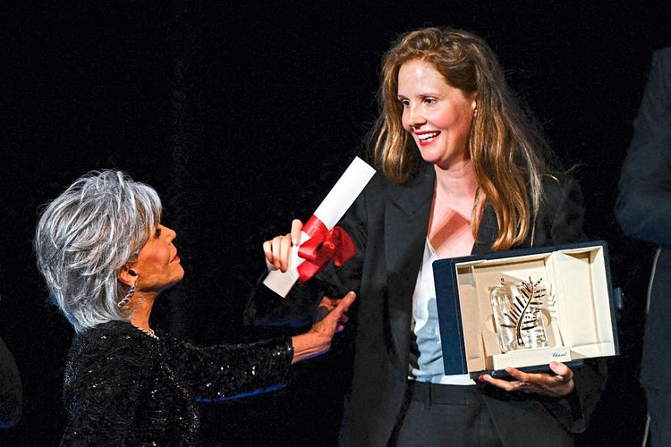 Jane Fonda überreicht Justine Triet die Goldene Palme für 