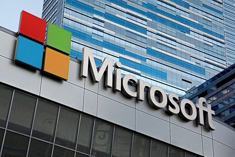 Das Microsoft-Logo ist auf einem Gebäude zu sehen.