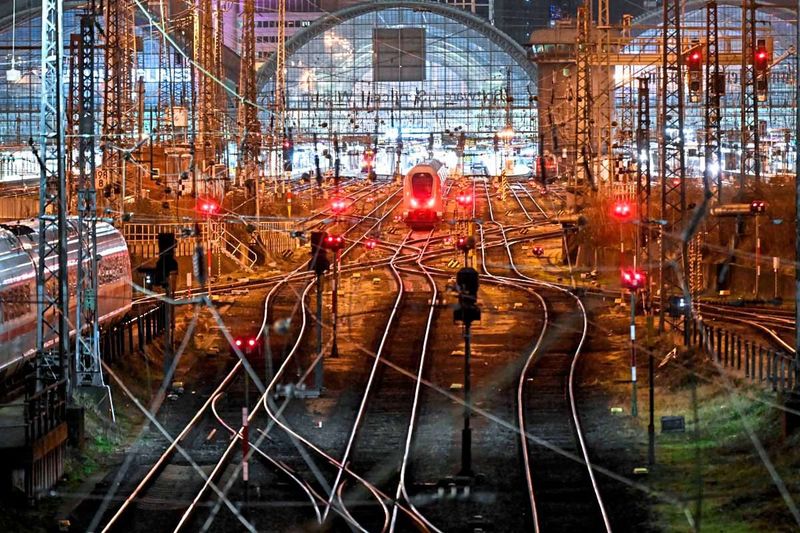 Unwetter, Streiks und die Fußball-EM legen die Schwächen der Deutschen Bahn schonungslos offen