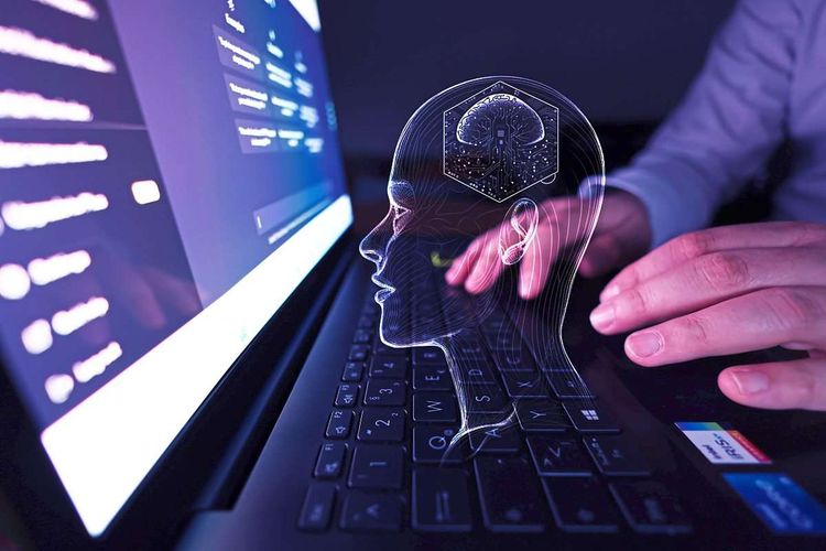 Hände liegen auf einer Computer-Tastatur, vor dem Bildschirm ist der Umriss eines Kopfes illustriert.