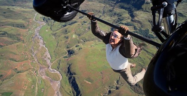 Tom-Cruise-bricht-Weltrekord-f-r-16-Spr-nge-mit-brennendem-Fallschirm