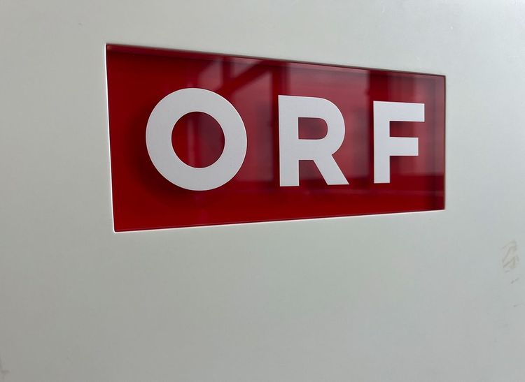 ORF-Logo-Balken im ORF-Zentrum.