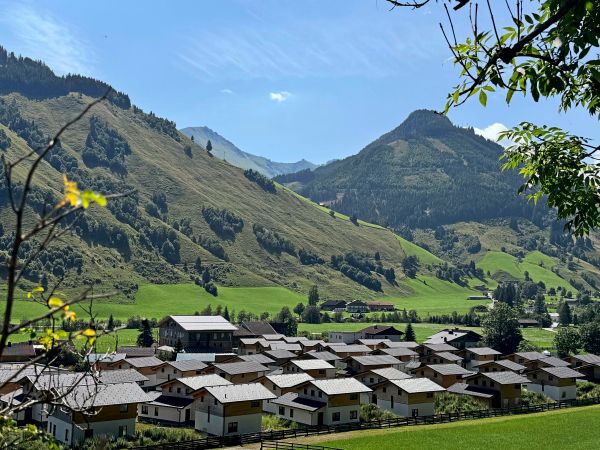 Gericht-best-tigt-Abrissbescheid-f-r-Chalet-Geisterdorf-im-Pinzgau