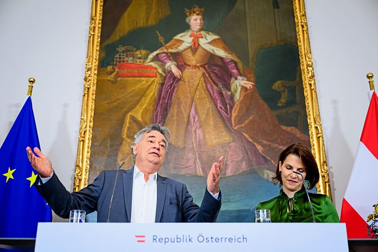 Werner Kogler und karoline edtstadler vor einem Gemälde von Maria Theresia