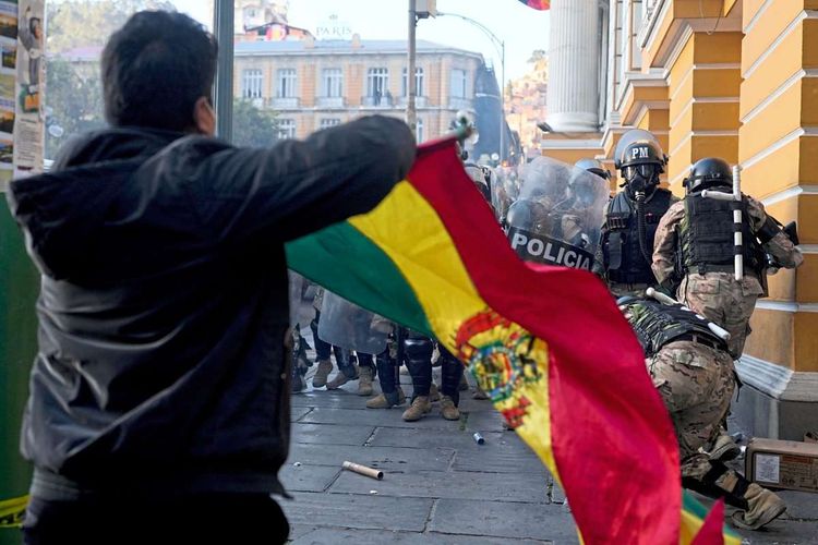 La Paz, Pro-Arce Protestierender vor fliehenden Truppen aus Präsidentschaftspalast.