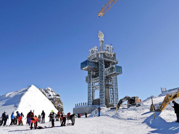 Titlis-Tower-Modernes-Schweizerkreuz-f-r-einen-Schweizer-Berg