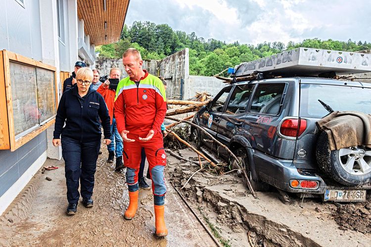 Die Schäden im slowenischen Kamnik sind nach den heftigen Regenfällen beträchtlich, Präsidentin Nataša Pirc Musar war vor Ort.
