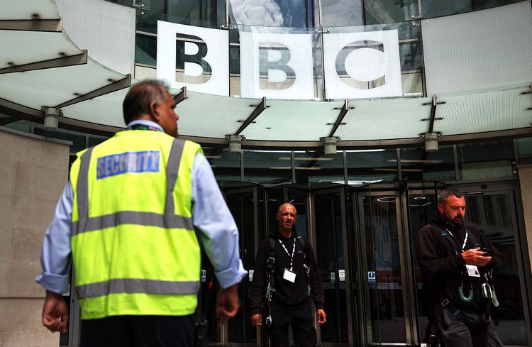Security-Kraft vor dem BBC-Portal