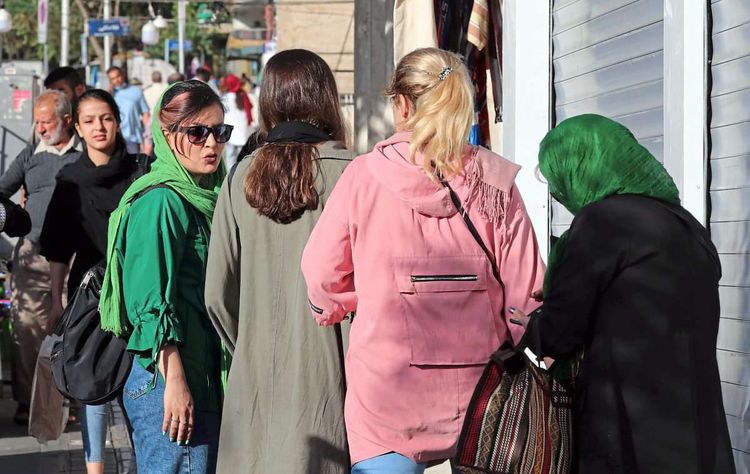 Frauen mit und ohne Kopftuch auf der Straße
