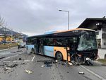 Verletze bei Kollision von Bus und Pkw in Tirol