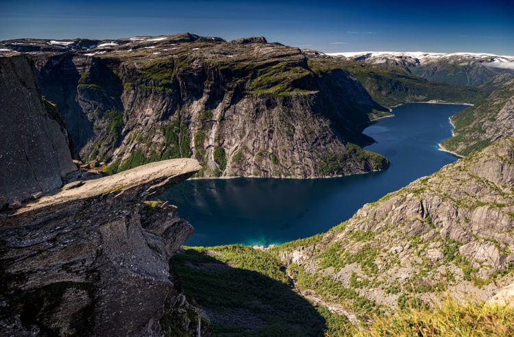 Die Trolltunga im Hardangervidda Norwegens ist zweifellos eine der beeindruckendsten Klippen Norwegens. Sie liegt auf etwa 1.100 Meter über dem Meeresspiegel und etwa 700 Meter über dem Ringedalsvatnet-See. Aufgenommen August 2023.