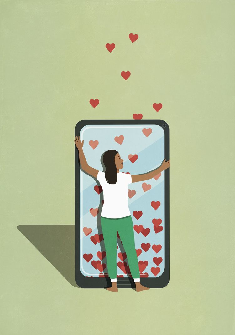 Eine Frau umarmt ihr Smartphone. Auf dem Display sind lauter Herzen zu sehen.