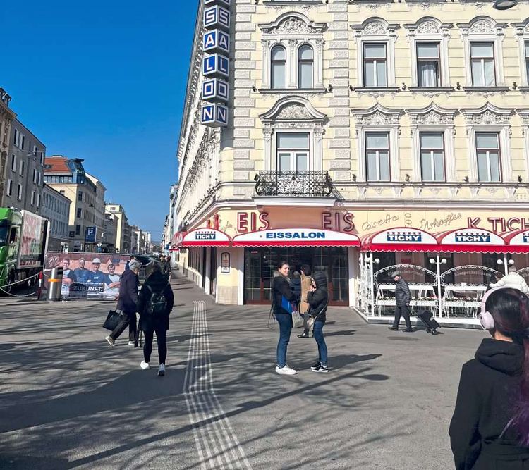 Ein beliebter Ort am Reumannplatz: der Eissalon Tichy. Am Sonntag wurde hier ein Grundwehrdiener Opfer eines Messerangriffes.