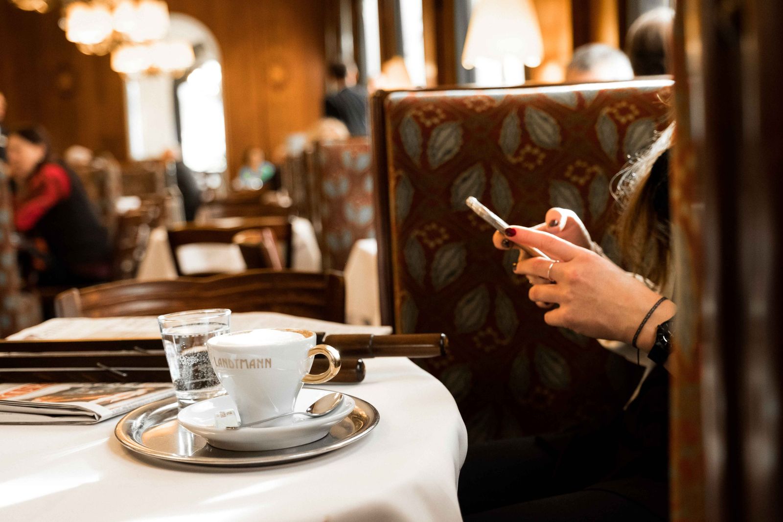 Wie lang darf man bei einer Melange im Kaffeehaus sitzen bleiben? Essen & Trinken