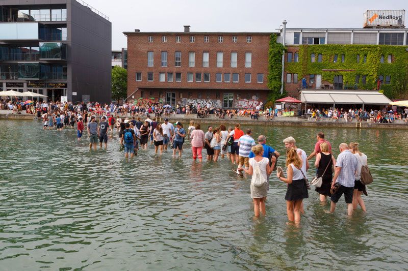 Skulptur Projekte Munster Wellness Am Hafen Dystopie In Der Eishalle Bildende Kunst Derstandard At Kultur