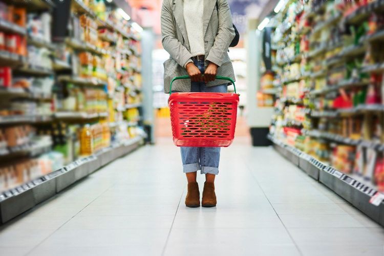 Frau im Supermarkt; Einkauf; Lebensmittel